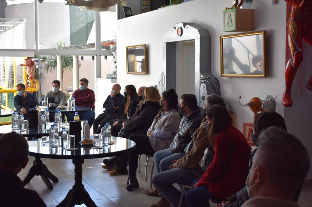 Dueños de salones de <a href="/lanusmunicipio/">Lanús Gobierno</a> agradecemos la reunión con <a href="/daschiav/">Damián Schiavone</a> <a href="/Damiaan_Sala/">Damián Sala</a> <a href="/marianela_pecas/">Marianela Barrientos</a> @RRodriguezLanus <a href="/PCunioli/">Pablo Cunioli</a> y Analía Viquendi, para tratar la crisis de nuestro rubro luego de 15 meses de inactividad y acompañar nuestras propuestas. Gracias salón Naranjo