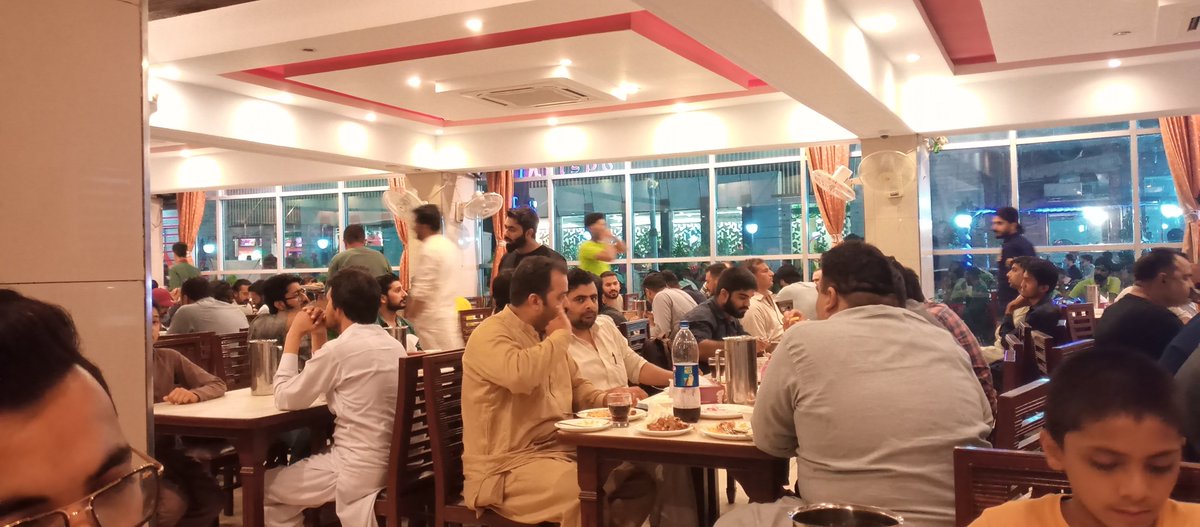 arslan_gd's tweet image. راولپنڈی میں savour food
یہ کرونا ایس او پیز پر عمل ہو رہا 
@OfficialNcoc 
@DCRawalpindi 
@RwpPolice 
@ImranKhanPTI 
@ARYNEWSOFFICIAL