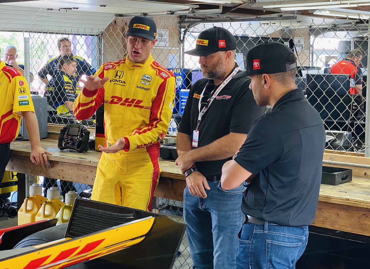 TeamKalitta's tweet image. .@RyanHunterReay taking some time to show @JRTodd373 and @ShawnLangdon333 his @DHLUS #28