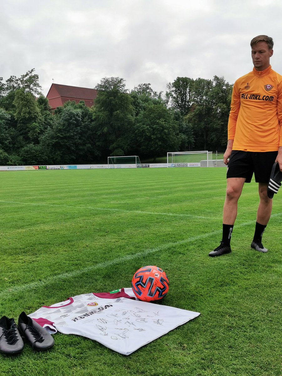 Jeddmas's tweet image. Tolle Aktion von Tim #Knipping. Der Abwehrspieler der #sgd1953 versteigert ein unterschreibenes Trikot, Ball und Schuhe für Leon.  instagram.com/p/CQ4BeTnrLyQ/…