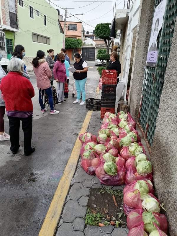 LetyDiazAguilar's tweet photo. ¡Continúamos con el #ProgramaDeAbastoPopular semanal en colonias de nuestra alcaldía Iztapalapa en apoyo de la economía familiar y local! 🍈🍅🥬🥕
La comunidad se construye en equipo. #DejandoHuella 👣 https://t.co/yMKr1dr0qc