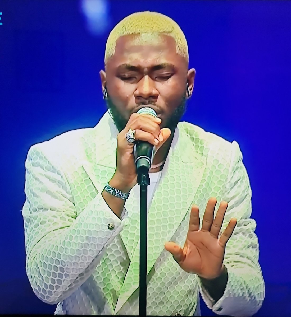 RicHassani's tweet photo. What????? Who's this guy!!!!!!??? Noel what???? Fire!!! #TheVoiceNigeria https://t.co/9yDpIAxb1V