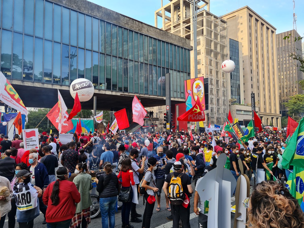 DistopiaBrazil's tweet photo. Avenida Paulista agora 
Fora Bolsonaro Genocida!
#3JForaBolsonaro 
#3JPovoNasRuas 
#ArthurLiraCumplice https://t.co/uysMKR7U0L