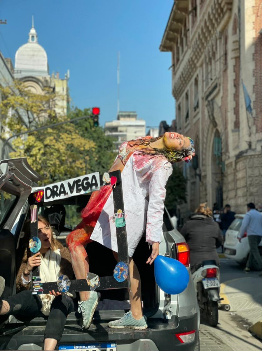 Soy Doctora hoy gracias a que mi vecina me abrio la puerta de su casa a las 8 de la mañana de un jueves. Básicamente la noche antes de rendir mi último final me quede sin internet en mi departamento, me fui a dormir pensando que iba a volver a la mañana siguiente (…)