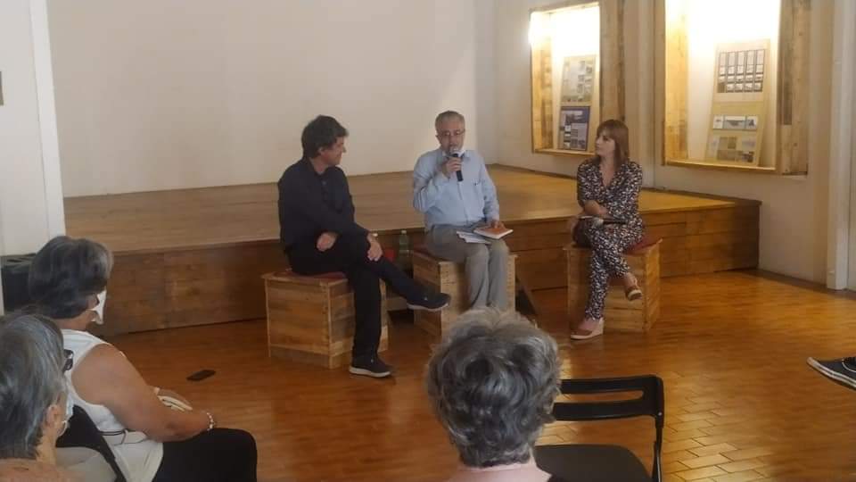 genti che discutono di scorniciamenti.
#unframing