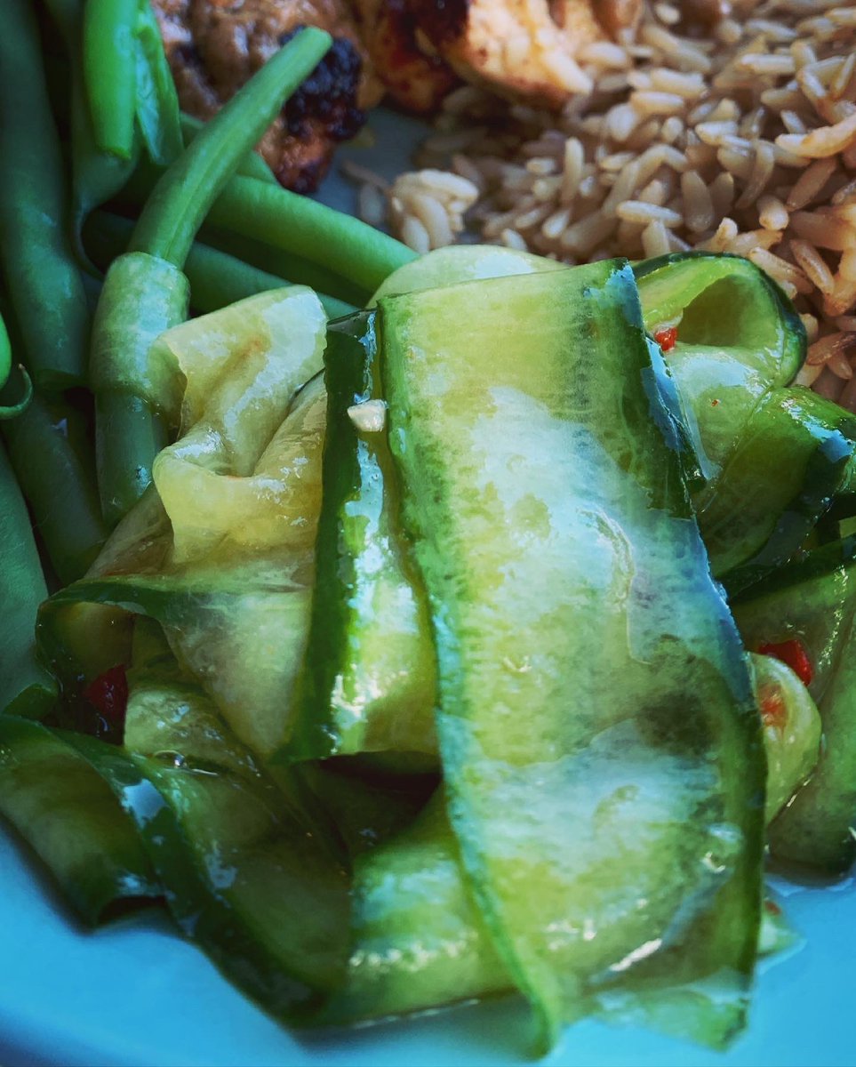 lucybishop2012's tweet image. Homemade #sataychicken, marinated for 3 hrs &amp;amp; cooked on skewers on the bbq, served with #homemade #sataysauce, pickled cucumber with sweet chilli, rice &amp;amp; green beans! Thinly sliced hot chilli for the adults &amp;amp; wedges of lime. Soo good! 🌶🍗🍚🌿
#fromscratch #asianfood #dinner