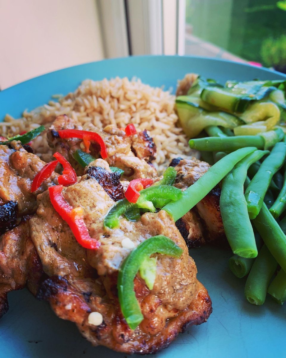 lucybishop2012's tweet image. Homemade #sataychicken, marinated for 3 hrs &amp;amp; cooked on skewers on the bbq, served with #homemade #sataysauce, pickled cucumber with sweet chilli, rice &amp;amp; green beans! Thinly sliced hot chilli for the adults &amp;amp; wedges of lime. Soo good! 🌶🍗🍚🌿
#fromscratch #asianfood #dinner