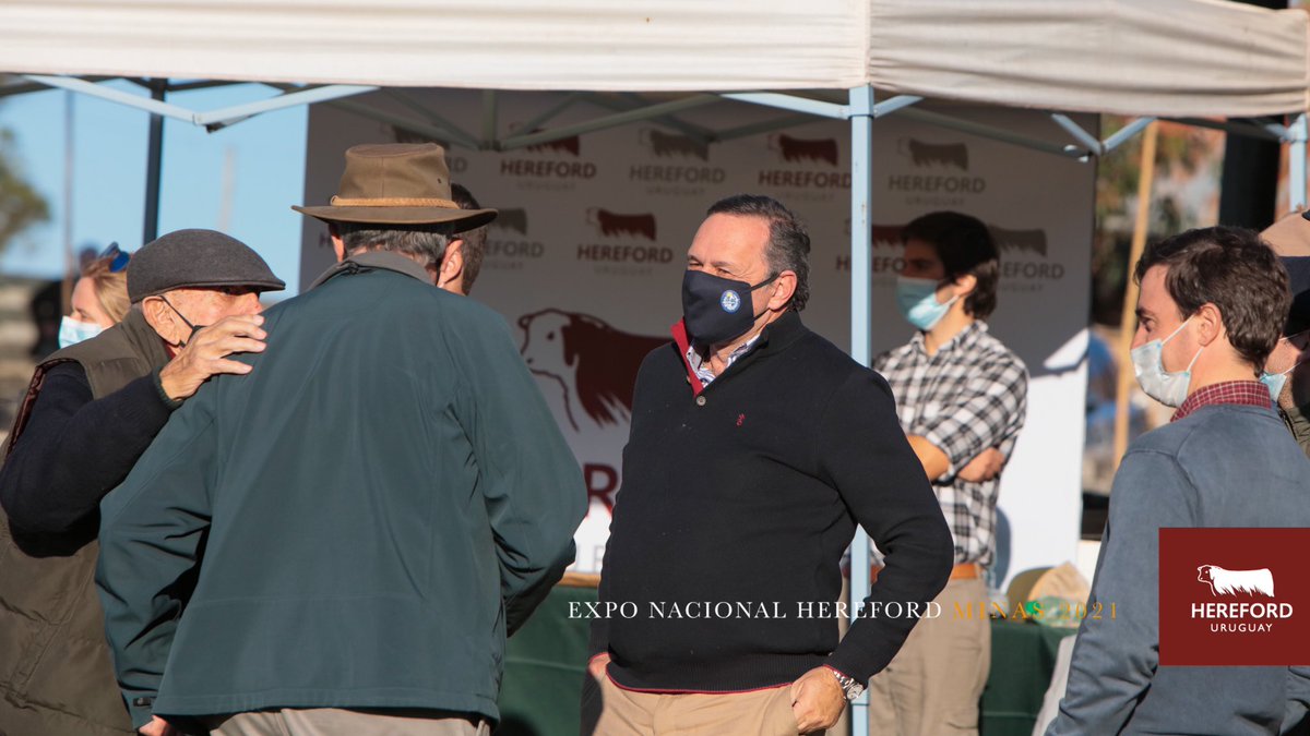 Ya están en la pista las autoridades para entregar el premio al lote campeón Campeón Macho <a href="/AlvaroDelgadoUy/">Alvaro Delgado</a> <a href="/MGAPUruguay/">MGAP</a> 
Secretario de la Presidencia, Alvaro Delgado y Ministro de Ganadería, Fernando Mattos.
#nacionalhereford #hereford #hereforduruguayo #hereforduruguay