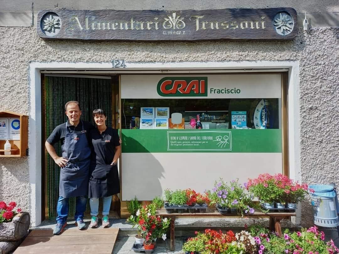 MassimoSertori_'s tweet photo. 😊💪🏻 15 anni di passione, duro lavoro e tanti sorrisi: auguri ai gestori dell’#AlimentariTrussoni, di #Fraciscio (#Campodolcino SO).

Cuori pulsanti del Paese, le piccole #botteghe rappresentano il senso e i valori di una #Comunità, soprattutto montana. (1/2) https://t.co/bul6ze969R