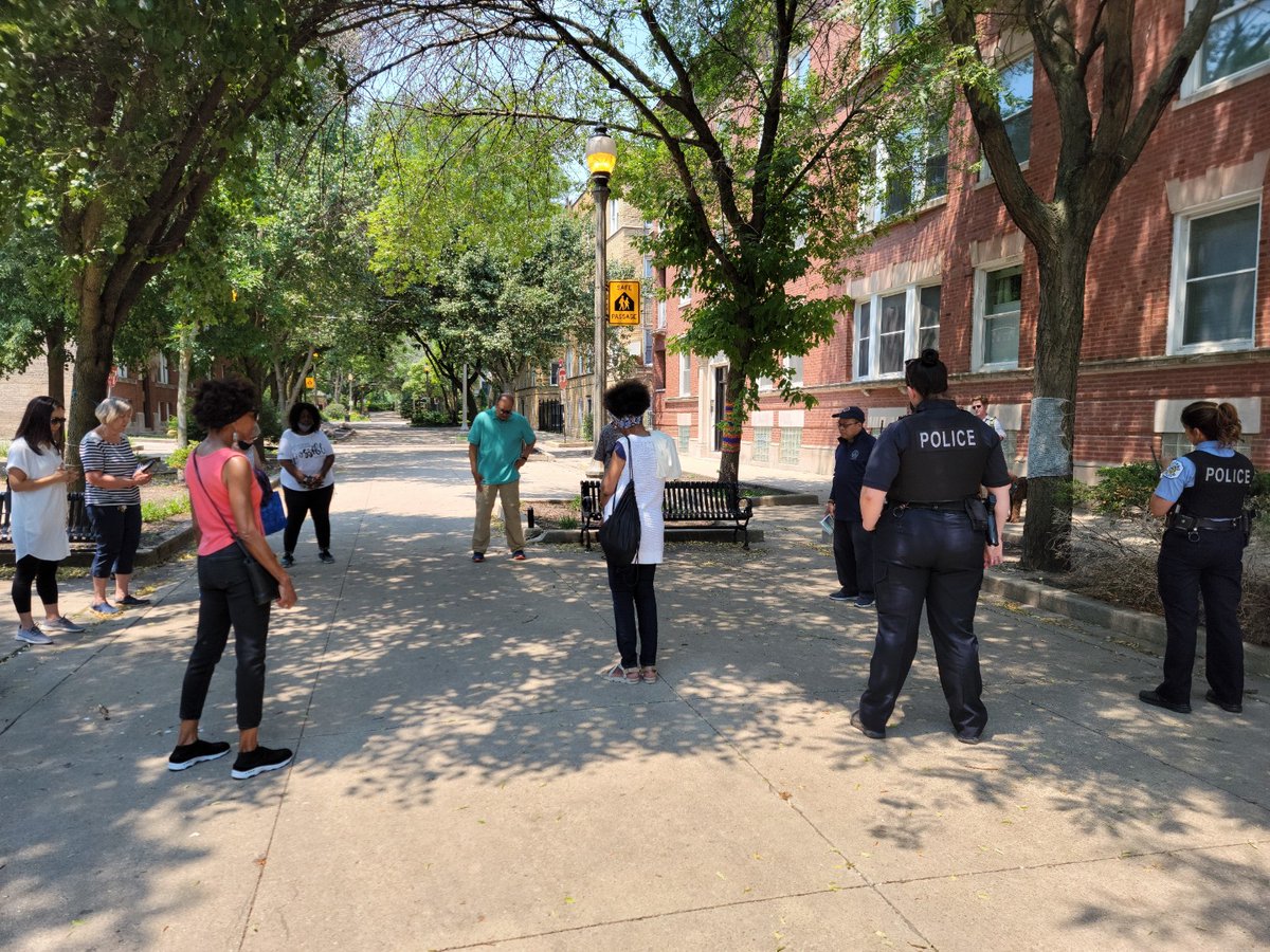 ChicagoCAPS19's tweet photo. Today the 19th District CAPS Officers joined @ubcreal for a Prayer Walk throughout Uptown. It was a great opportunity to meet community members during the holiday weekend! Thank you to our amazing community partners for letting us join you for a powerful morning! https://t.co/1FPsyOibTI