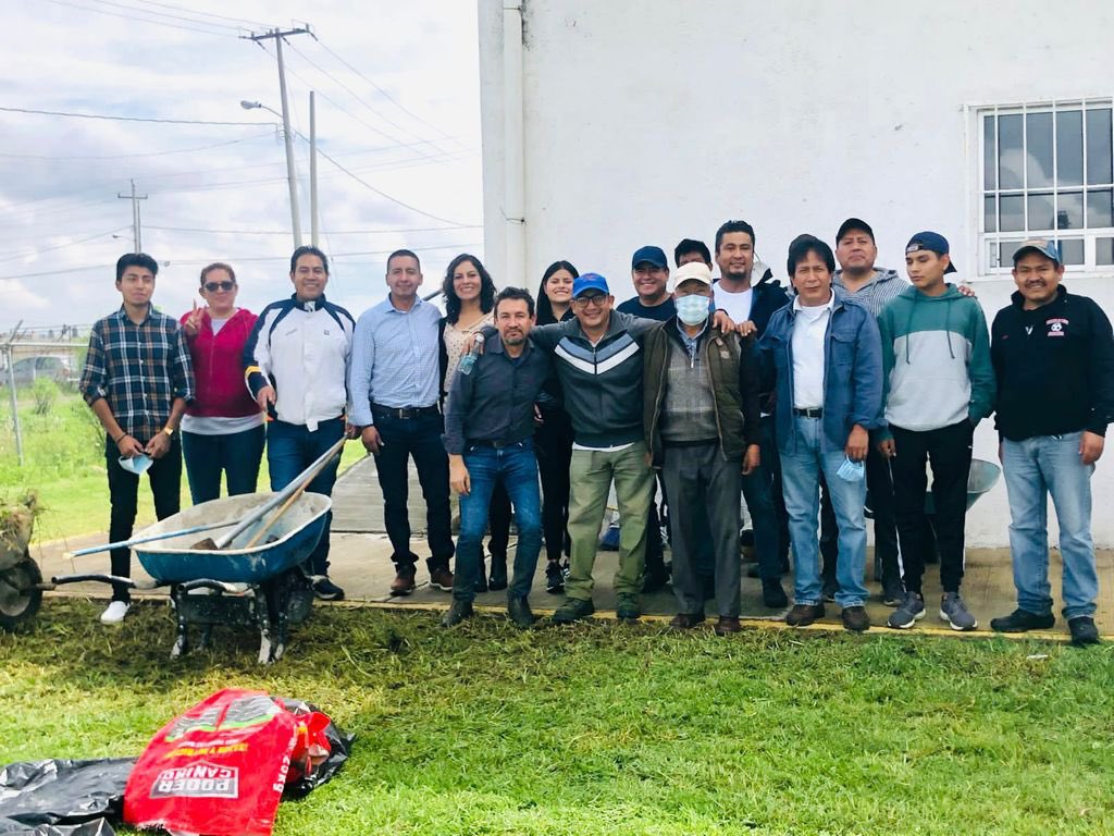 MundoTlatehui_'s tweet photo. Un gusto saludar a mis amigos militantes del PAN en San Andrés Cholula y contribuir en la limpieza de nuestro Comité Municipal, la suma de esfuerzos hace la diferencia, ¡excelente fin de semana! https://t.co/wpbGU9mK42