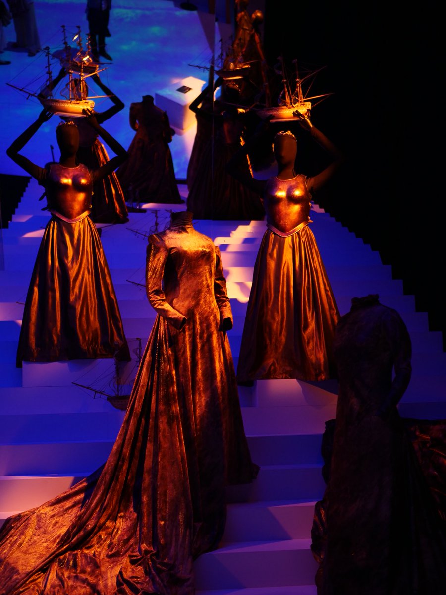 Superbe exposition Scènes de Yannis Kokkos au ⁦<a href="/CNCSmoulins/">CNCS</a>⁩! Bravo à sa commissaire ⁦<a href="/CaTreilhou/">Catherine Treilhou-Balaudé</a>⁩ !