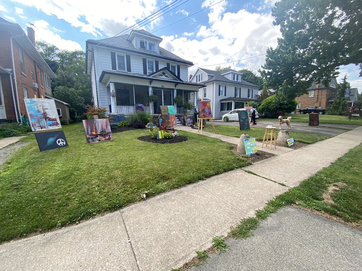 bernardi1983's tweet photo. What’s happening in your neighbourhood today?  @Dwarren123  is always finding new ways to bring our community together by using his abstract pieces to connect us all. @Welland @WellandTribune @DowntownWelland #signedbydwayne 🎨 👨🏽‍🎨 https://t.co/8AD9V7Nzst