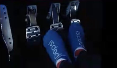 ZeroEsportsTV's tweet photo. De el solo sabemos que calza unos calcetines muy muy peculiares 😏, ¿alguien nos ayuda? https://t.co/uFPQ6tDizZ