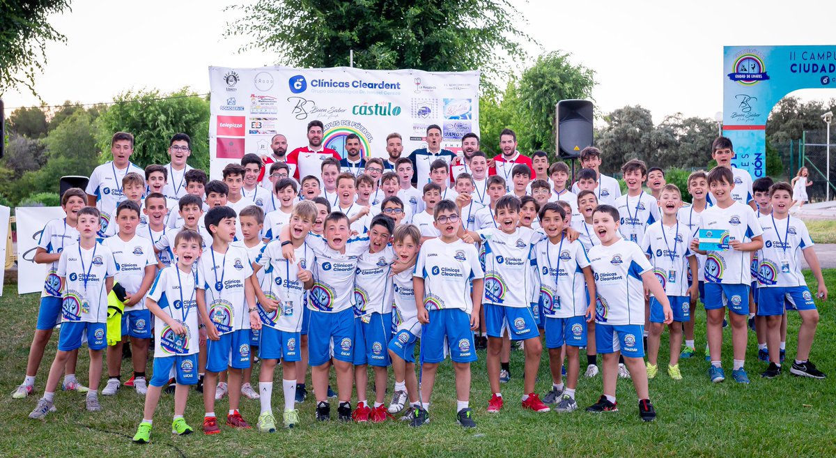 CFCiudadLinares's tweet photo. 😍 Hace justo una semana se clausuró el 2º Campus de Fútbol Ciudad de Linares @cleardentdental y ya os echamos de menos. https://t.co/EVXFPtouiv