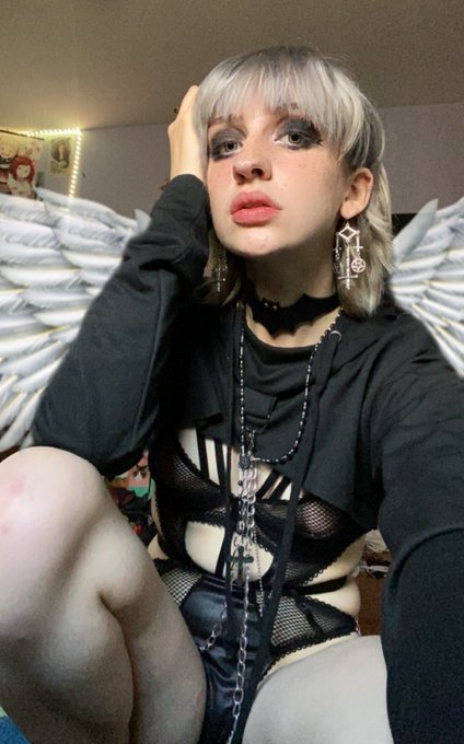 I can be your angle&hellip; or your debil&hellip; ❤️&zwj;🔥 https://t.co/OkEAgdsPub
