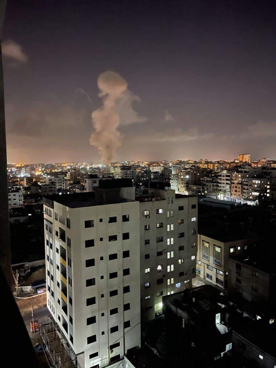 fakhrifadzli's tweet photo. TERKINI | Buat kali kelima sejak "gencatan senjata', Israel melakukan pengeboman udara ke atas Gaza. Dilaporkan serangan udara kali ini antara yang terbesar. #GazaUnderAttack https://t.co/FBqKA94BL2