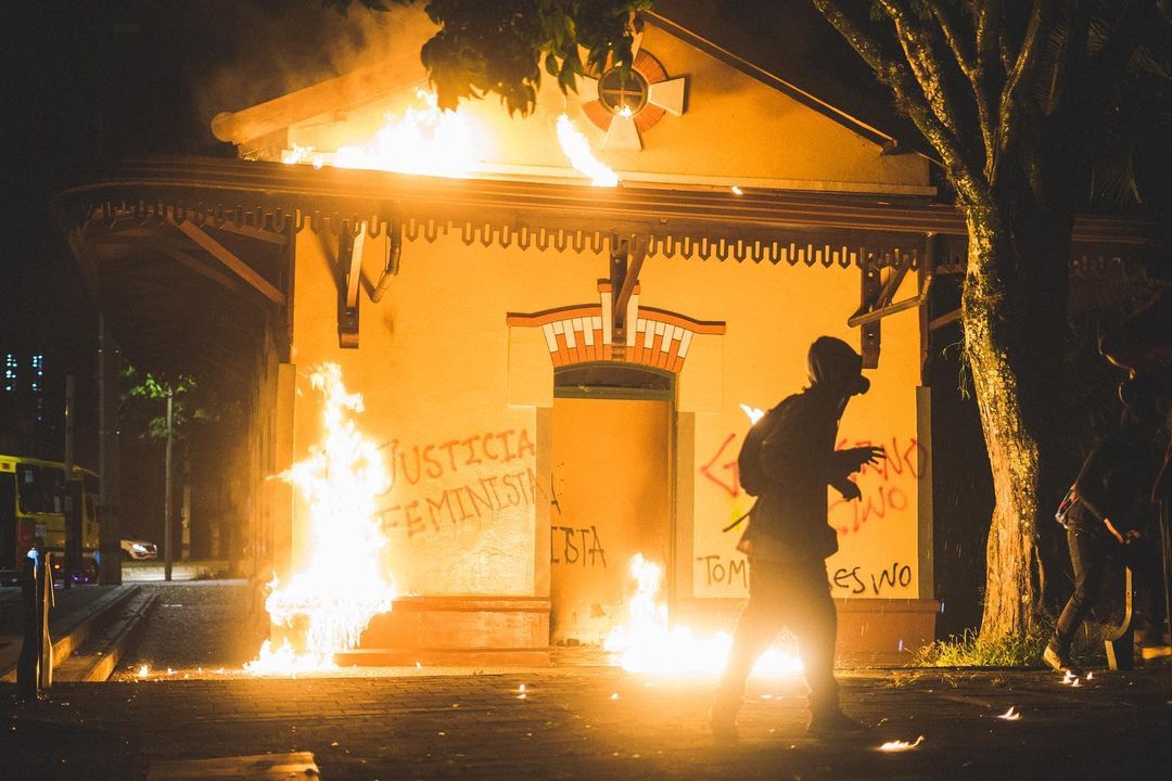Nen__17's tweet photo. Hace unos días, durante las protestas contra el Gobierno en Medellín ( Colombia) una menor de 15 años fue violada por la Policía.

Ayer grupos de feministas incendiaron el lugar con cócteles molotov. https://t.co/pubIYLARBI