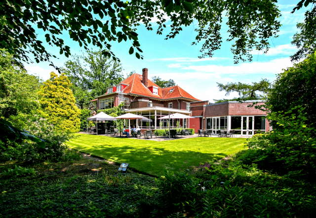 Zin in de zomer? AG Eindhoven ook!
We mogen weer open en dat vieren we! In ons gebouw, onze tuin en in en rond Eindhoven. Met lekker eten, boeiende rondleidingen, wandelen, fietsen, interessante lezingen en leuke gesprekken. Voor leden en belangstellenden.
ag-eindhoven.nl/ag-zomereditie…