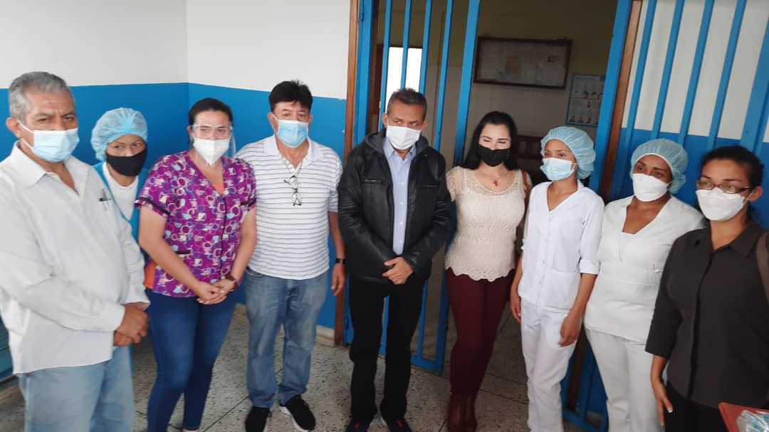 GoberMerida's tweet photo. #Jul03 En el hospital Tulio Febres Cordero de La Azulita el gobernador @RamonGuevaraMRD conversó con la directora y coordinó que en los próximos días se realice, conjuntamente con Corposalud y @funnjomer, un Operativo Médico, quirúrgico y social para beneficio de la comunidad https://t.co/OZkPNjcLlt