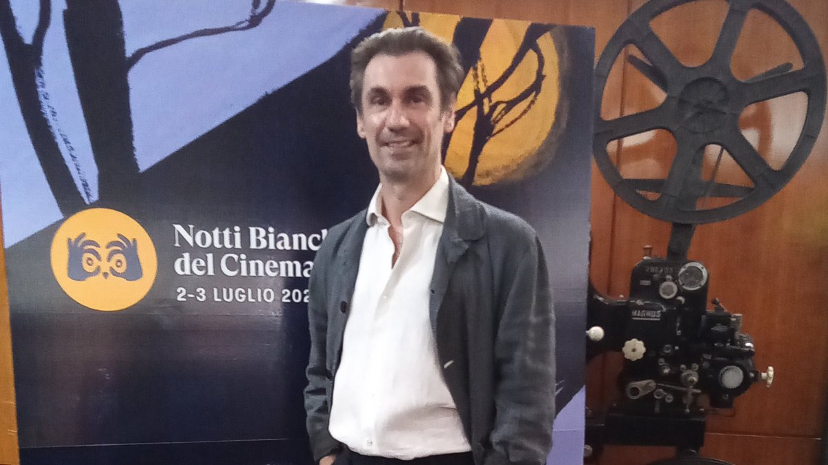#FabrizioGifuni sta per presentare "Indagine su un cittadino al di sopra di ogni sospetto" di #ElioPetri, con le musiche di #EnnioMorricone.
#NottiBiancheDelCinema🎥
