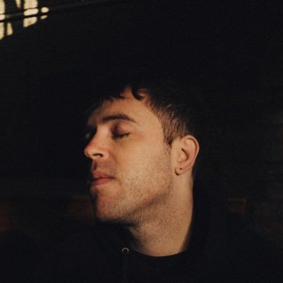 BBCIntroYork's tweet image. Today @BenLeftwich tweeted that it's been 10 years since his debut album!
& he wrote 'all of the songs on this album whilst at school or sat in my room in York' 🙌
To celebrate we are playing the title track 'Last Smoke Before The Snowstorm' 🌨️
Listen> bbc.in/2ToEyL3