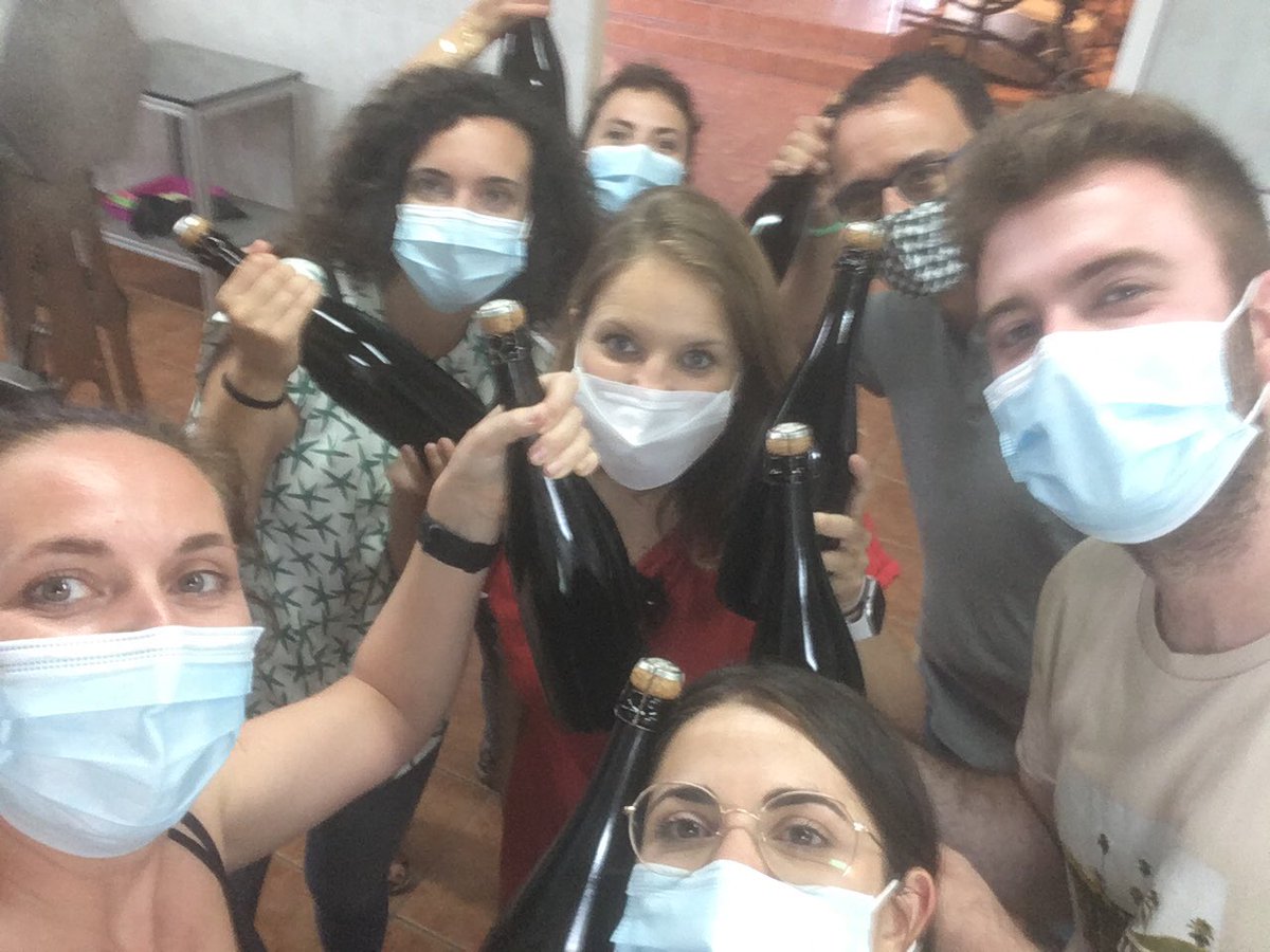 MariaAbadLab's tweet photo. Hoy hemos hecho nuestro propio cava en @elteucava🥂Ya estamos preparados para brindar por lo que venga!🧬🧫🔬📝 https://t.co/X3ku7G6hhH