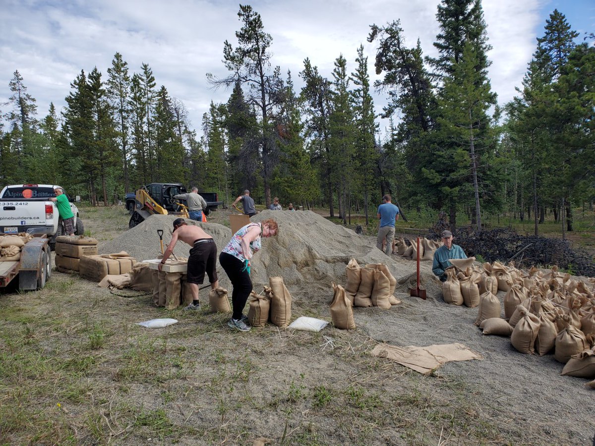 Volunteers who wish to assist with flood preparation currently going on in Southern Lakes can go to a recognized sand dump location and help residents fill sand bags.