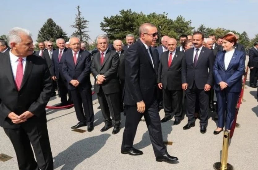 Sen bu kurtlar sofrasından,
Çıkamazsan ona yanarım.
Şerefli bayrağı burca,
Dikemezsen ona yanarım..