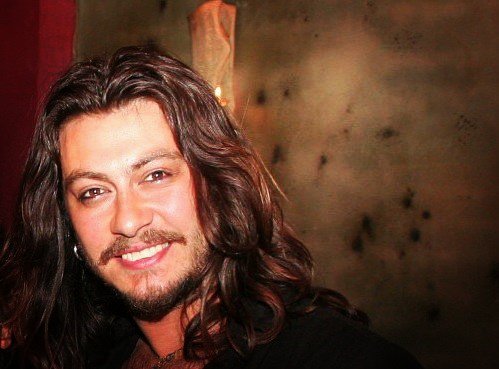 Bir melek gibi kanat açıp, uçtun gittin bir 4 Temmuz gecesi.

Denizden gelip yıldızlara uzanan bir yolculuğun öyküsüydü seninkisi.

Doyamadık sana , doysun kara toprak.. 

Barış Akarsu'yu ölümsüzlüğünün 14.yılında sevgi , rahmet ve özlemle anıyoruz.

Hep kalbimizdesin.❤