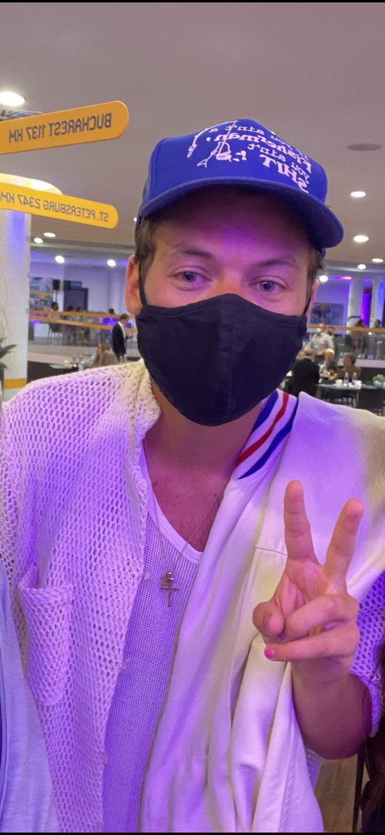 kathewsh's tweet image. harry styles con esta gorra &amp;gt;&amp;gt;&amp;gt;