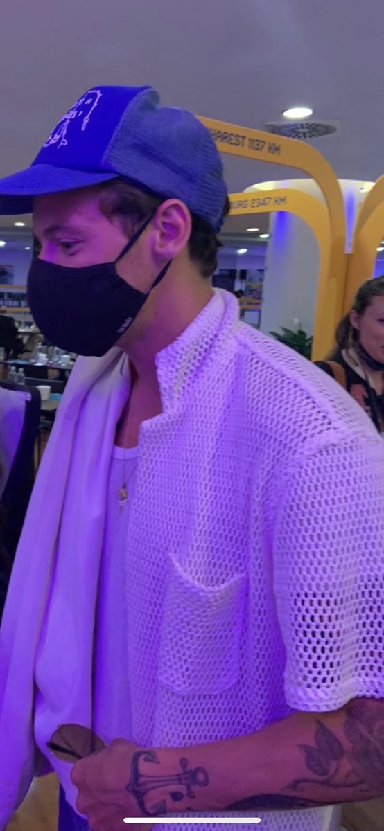 kathewsh's tweet image. harry styles con esta gorra &amp;gt;&amp;gt;&amp;gt;