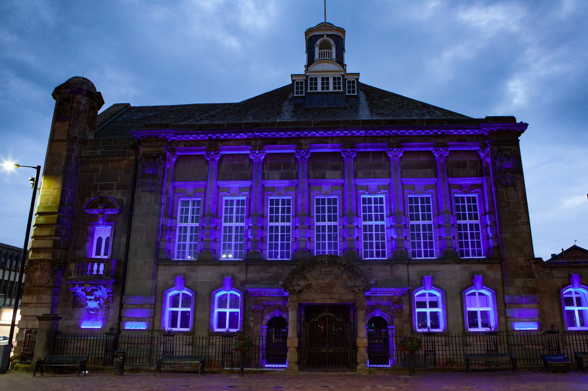 Leigh Town Hall has been lit up blue this evening to celebrate #NHSBirthday 
While marking all that the NHS has achieved, we also remember those who have lost their lives to Covid-19.
<a href="/NHSNW/">NHS North West</a> @WiganBoroughCCG <a href="/WWLNHS/">WWL NHS</a>