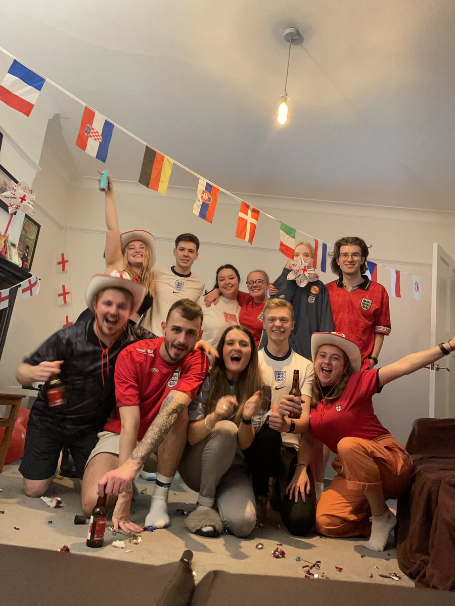 laursingleton's tweet image. ITS COMING HOOOMEEEEEE #ENGUKR