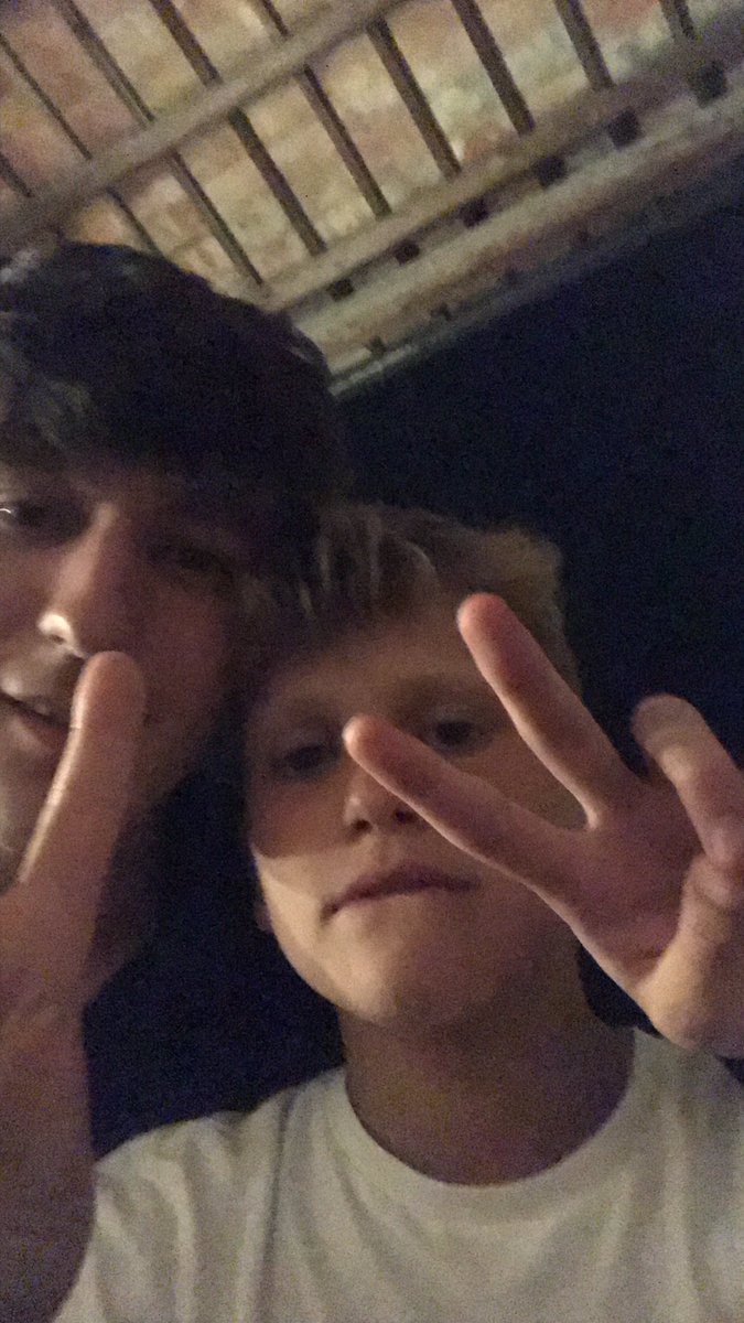VQuento's tweet photo. io e zekka ce la TRAPPIAMO #festa #trap #gang https://t.co/ucYUbodiSP