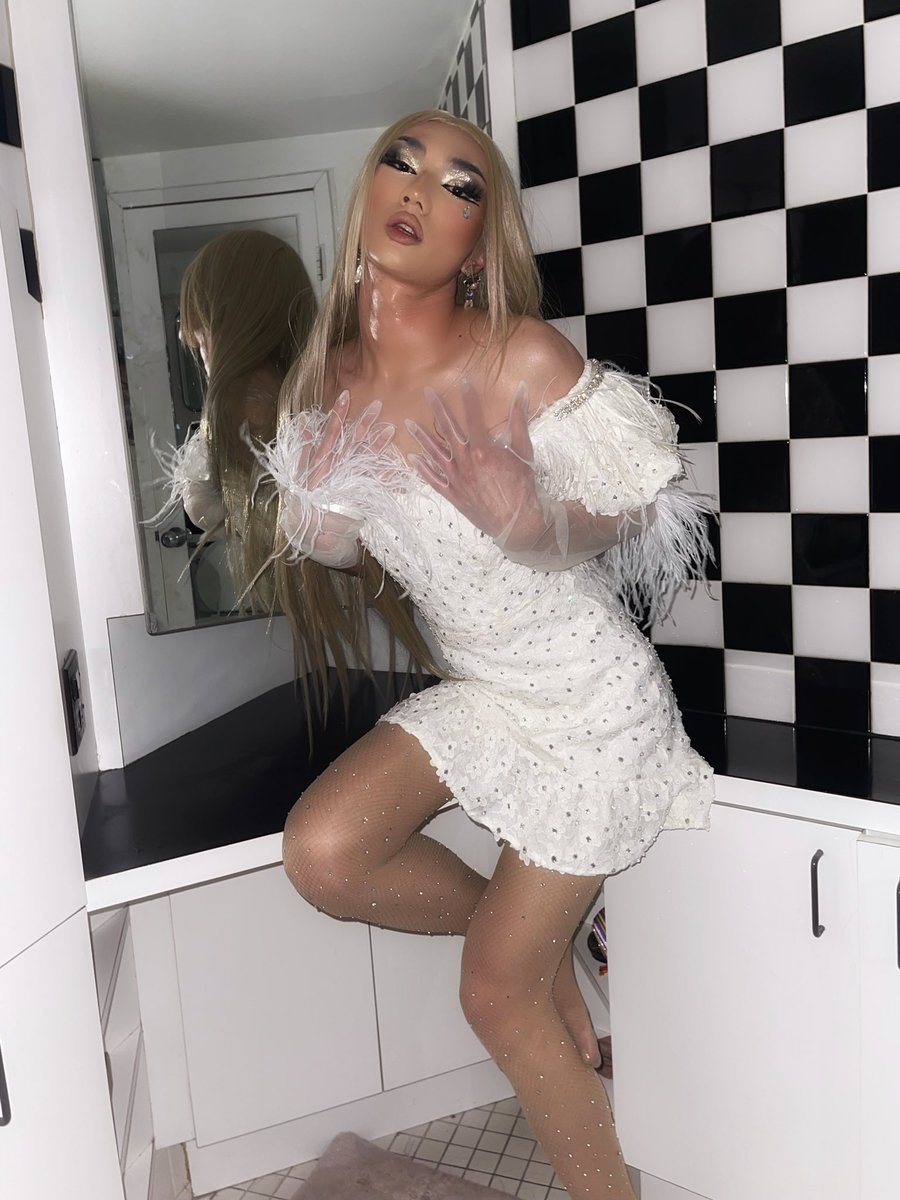 itsSNIX_'s tweet photo. SNIXXXYYYYYY 🤍🤍🤍🤍🤍 
Dress made by ME ✨ 
#SnixSimulation #SNIXXX #fashion https://t.co/qHvrjZ0lVm