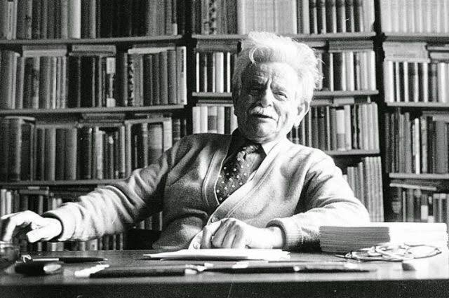 Kişi, öteki insanlardan uzaklaştığı ölçüde hakikate yaklaşır. Günlük yaşam, yalanlardan kurulu yüzeysel bir düzendir.
- Körleşme, Elias Canetti