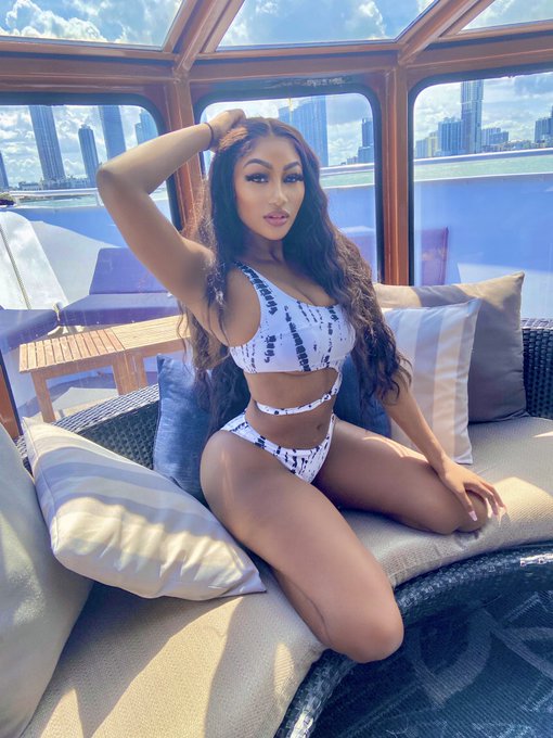 Suns out.. Buns out 🌊 https://t.co/AX2b0ngDqM<a href="/tag/photoshopproof"class="tags"><span>#photoshopproof</span></a>