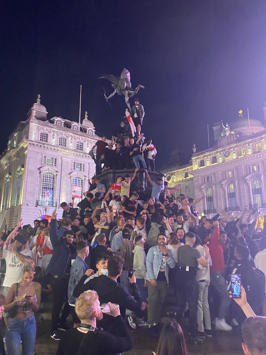 The vibes at Piccadilly Circus.