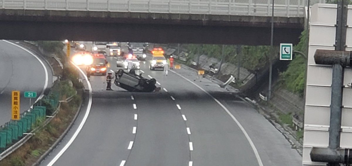 あびすけ 東名上り 町田インター手前で横転事故にて通行止め 車内から人が放り出された模様 あびすけ 東名上り 町田インター手前で横転事故にて通行止め 車内から人が放り出された模様