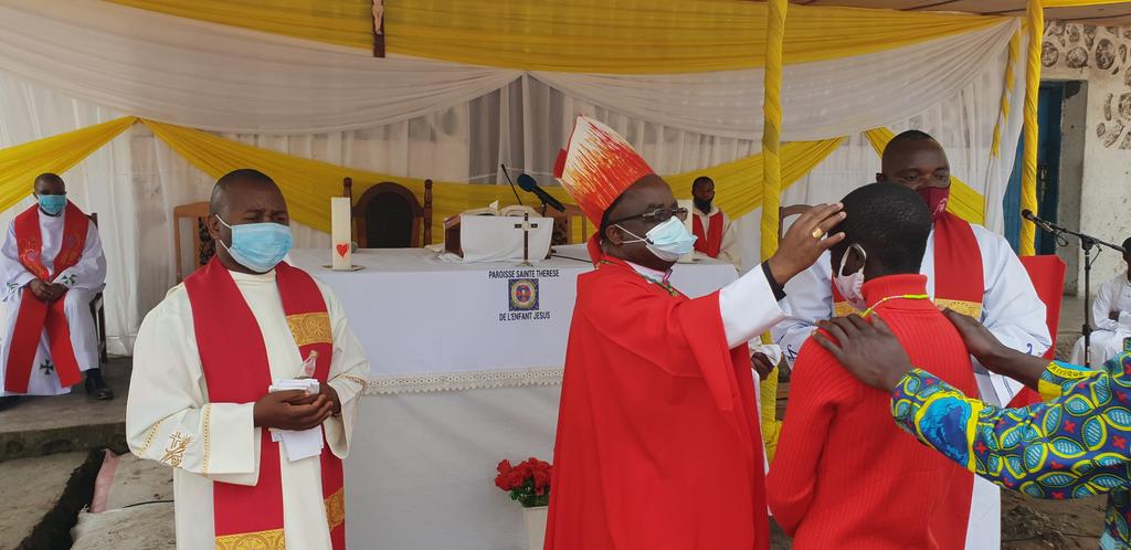 Plusieurs jeunes de la paroisse sainte Thérèse de l enfant Jésus de Kanyaruchinya viennent de recevoir leur confirmation par l Évêque Willy Ngumbi.Apres la messe nous avons visité avec l Évêque, le site qui va recevoir les sinistrés  de l éruption du volcan nyiragongo