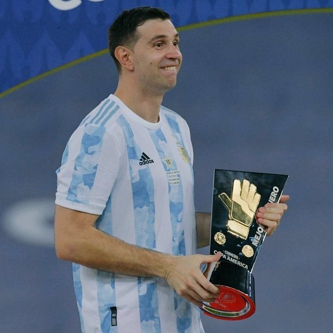 ESPNUK's tweet image. 4 penalty saves and 4 clean sheets 💥

The first Argentinian goalkeeper to win the Copa America Golden Glove 🧤

What a tournament it’s been for Emi Martínez👏