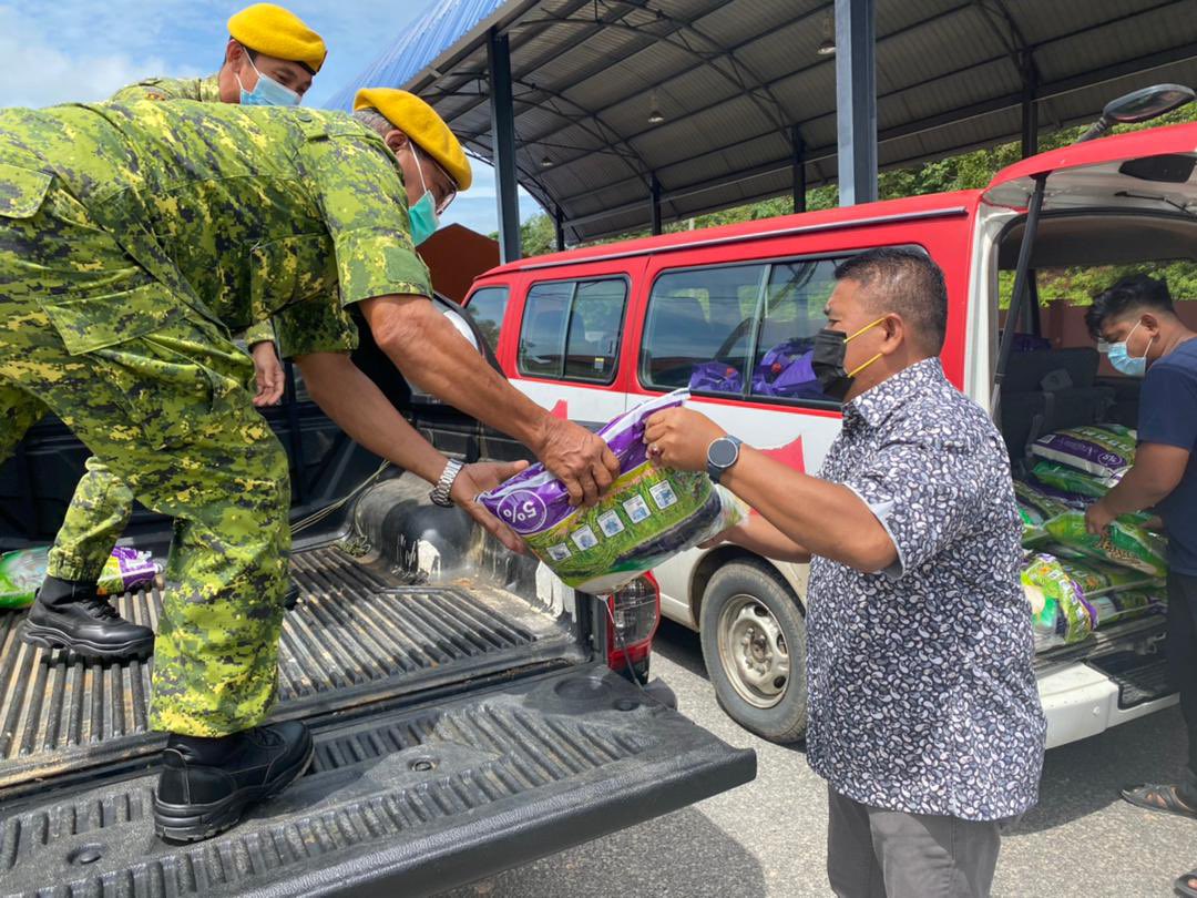 Hari ini serah 100 set food basket untuk <a href="/Rela_Temerloh/">RELA Daerah Temerloh</a> jayakan Op Bantu..<a href="/relamalaysia/">relamalaysia</a> bersama <a href="/PDRMsia/">Polis Diraja M'sia</a> akan selaraskan bantuan kepada yg memerlukan. Semoga usaha ini membantu meringankan kesulitan org ramai ketika Covid 19..

#OPBANTU #SETIAMEMBANTU #p087kualakrau #p087cakna