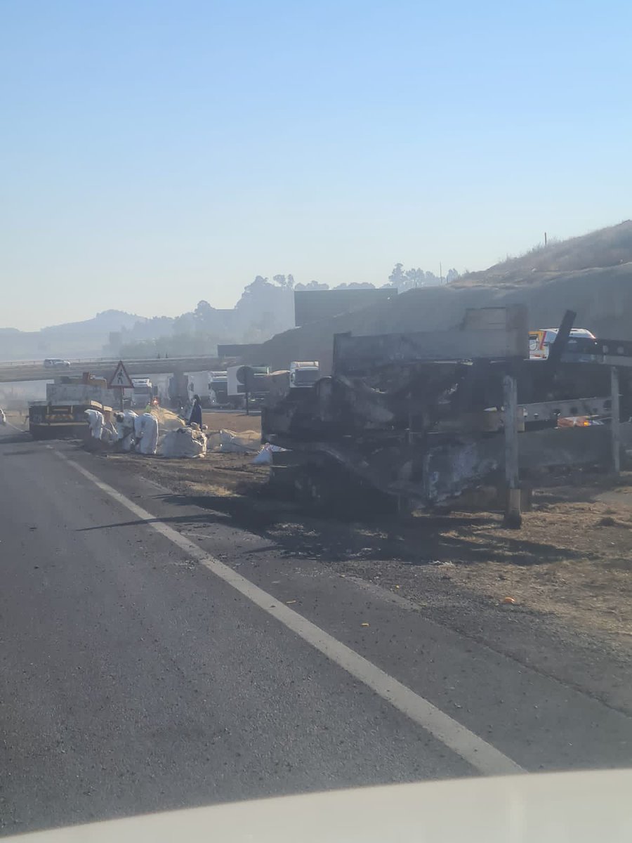 _ArriveAlive's tweet image. Respect to all in EMS and Emergency Route services putting their lives at risk during Covid in confronting the risks of smoke inhalation and fire to clear and clean our roads from hazardous objects and substances and keep the economy on the move!  @N3Route @SANRAL_za