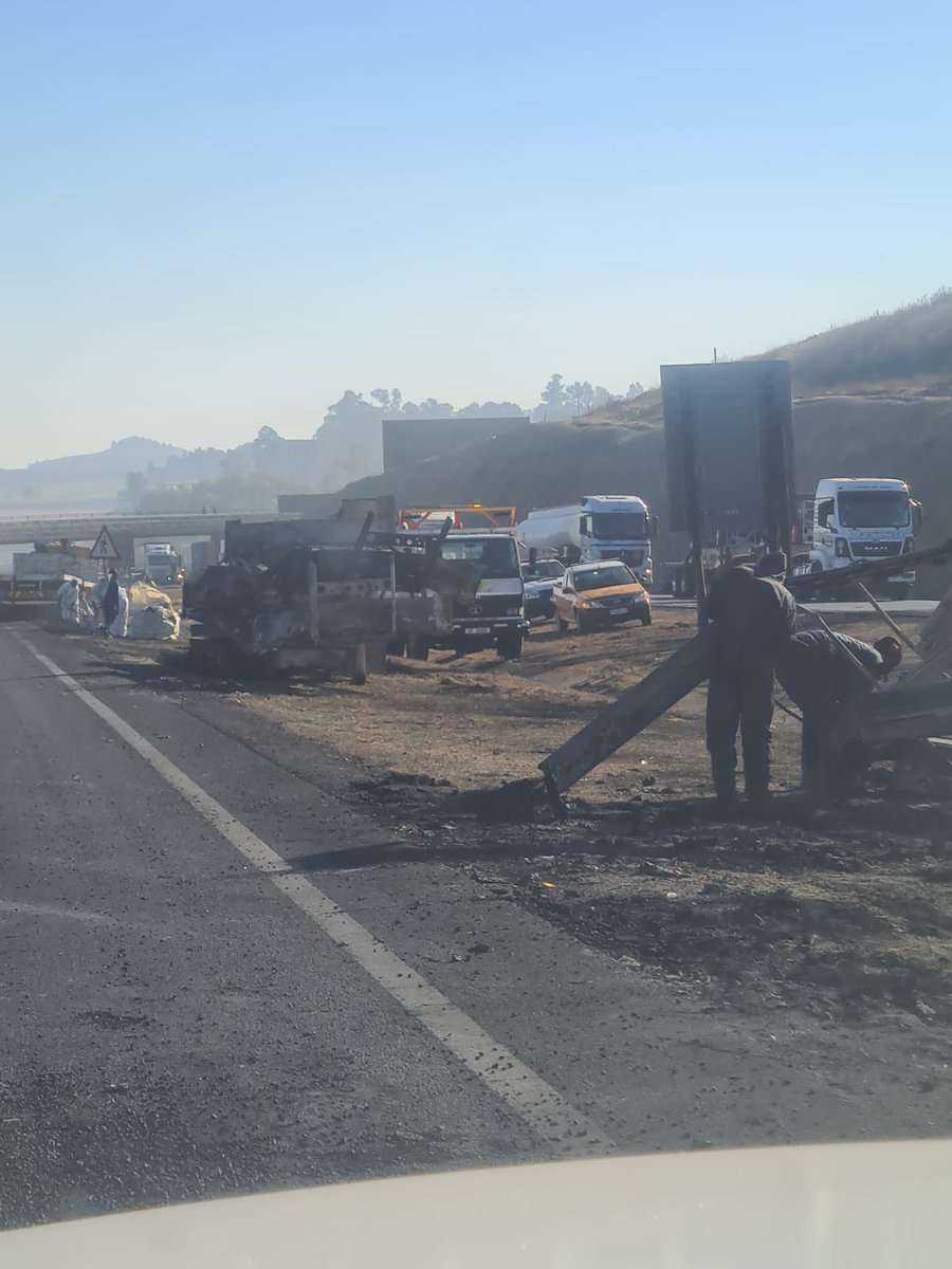 _ArriveAlive's tweet image. Respect to all in EMS and Emergency Route services putting their lives at risk during Covid in confronting the risks of smoke inhalation and fire to clear and clean our roads from hazardous objects and substances and keep the economy on the move!  @N3Route @SANRAL_za