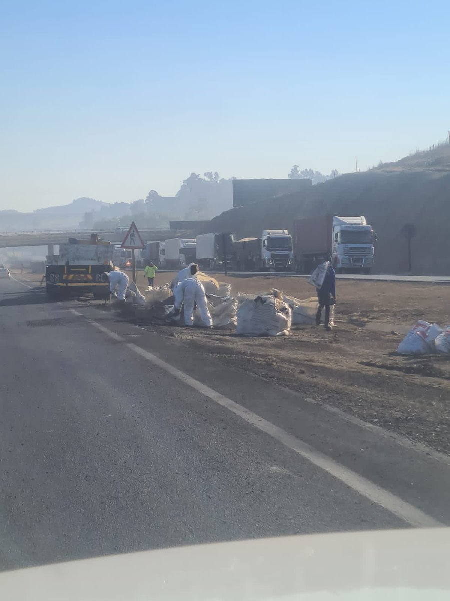 _ArriveAlive's tweet image. Respect to all in EMS and Emergency Route services putting their lives at risk during Covid in confronting the risks of smoke inhalation and fire to clear and clean our roads from hazardous objects and substances and keep the economy on the move!  @N3Route @SANRAL_za