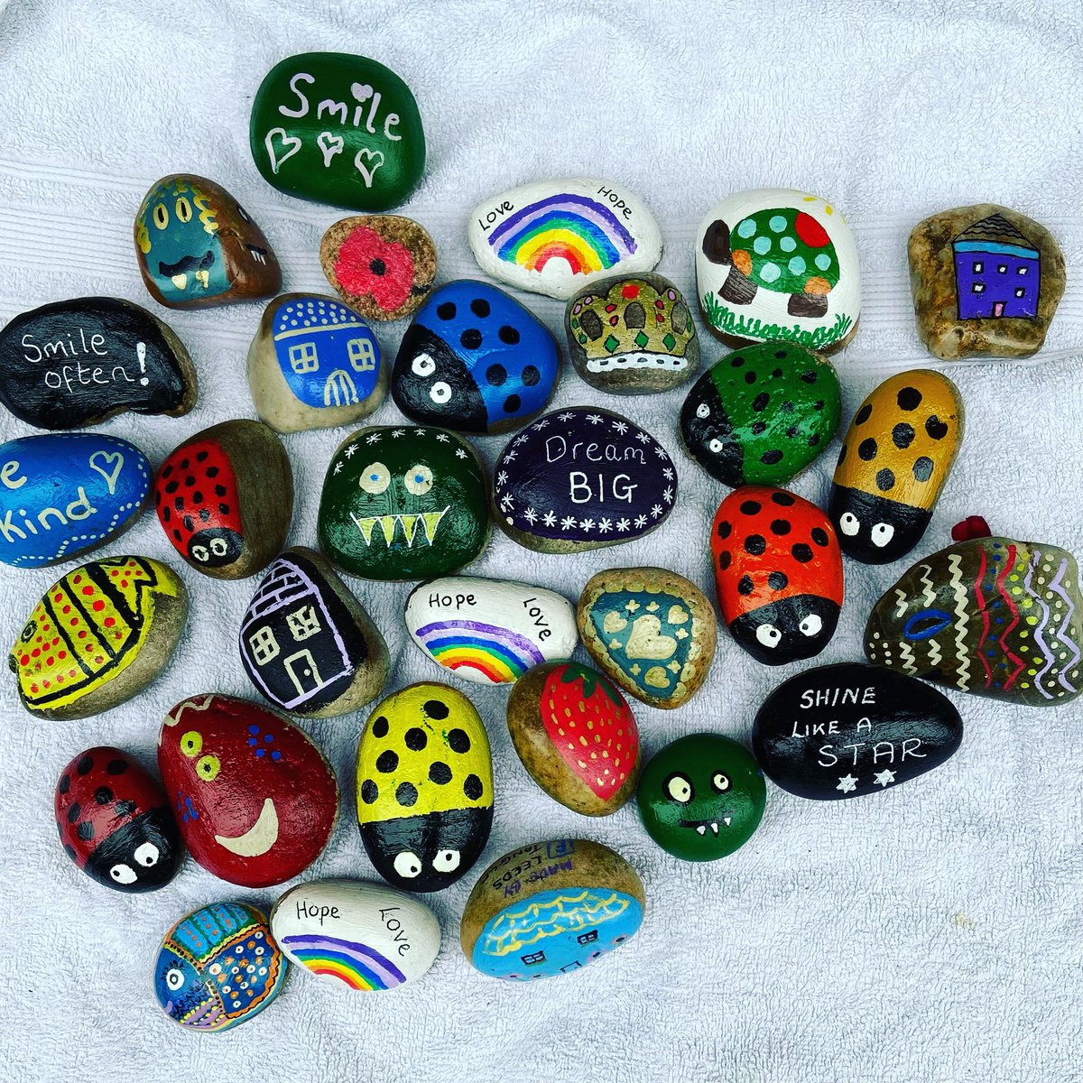 LeedsTangle's tweet photo. Doing something for the children in the local community next weekend! #eastardsleycommunity #pebbles #dosomethingdifferent #community #treasure #thankyouday https://t.co/yeCSpTkYoz