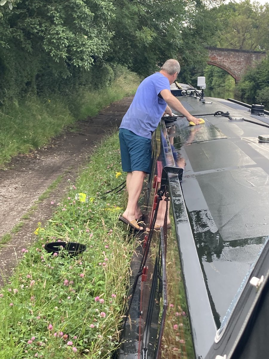 OMG o’clock and he’s polishing the boat, as for me I’m supervising from a distance with a cup of coffee ☕️😂