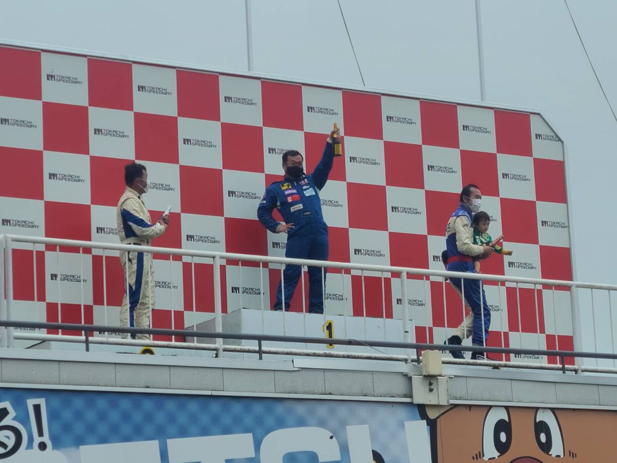 Ymd164's tweet image. 決勝速報！

皆様大変お待たせしました。

クラス優勝しましたぁぁぁぁぁぁ🍾☝🏆

応援頂いた皆様本当にありがとうございます！

#北乃カムイ
#痛車
#ヴィッツ
#北海道クラブマンカップ