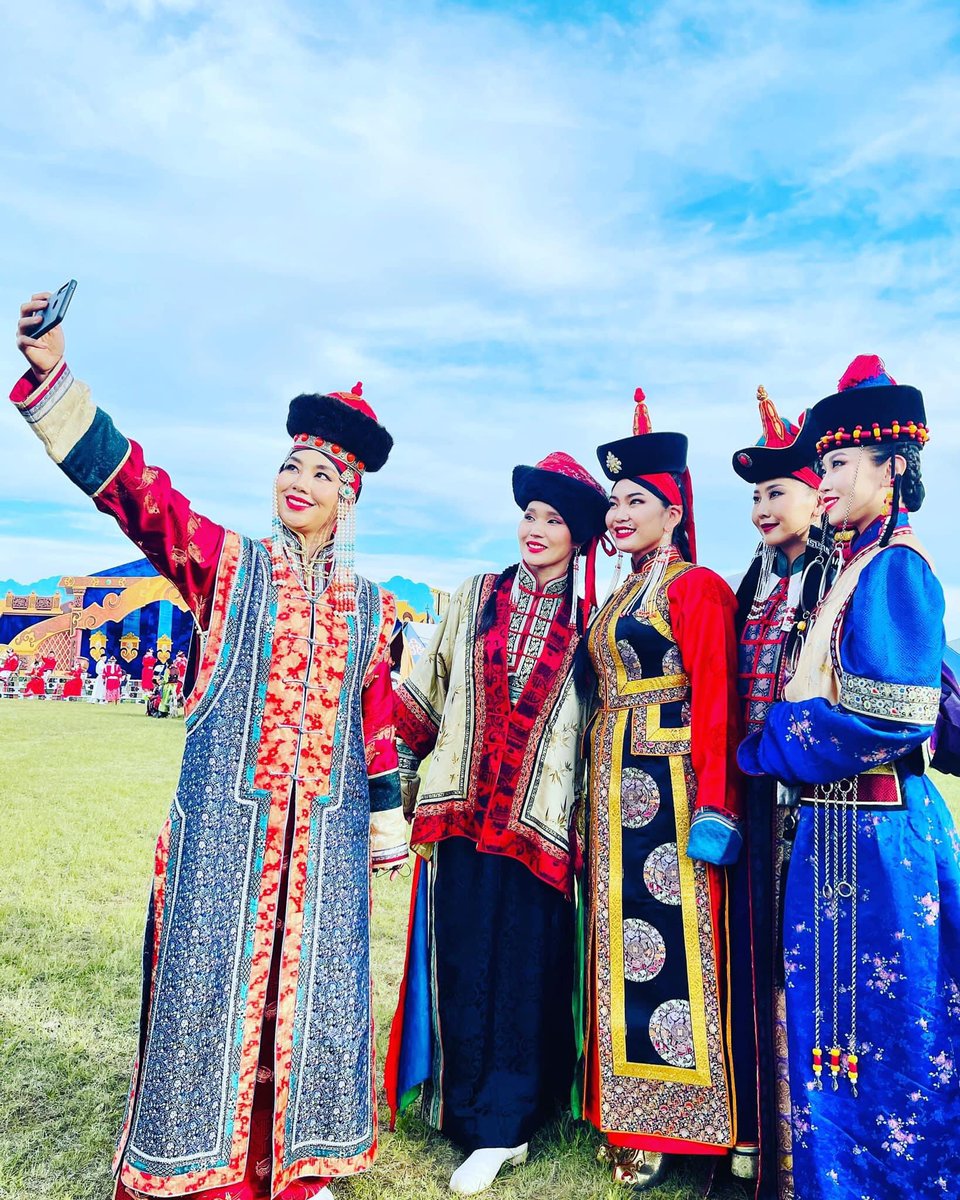 モンゴル人はいろんな部族からなり それぞれ衣装と頭飾りが異なる 草原の